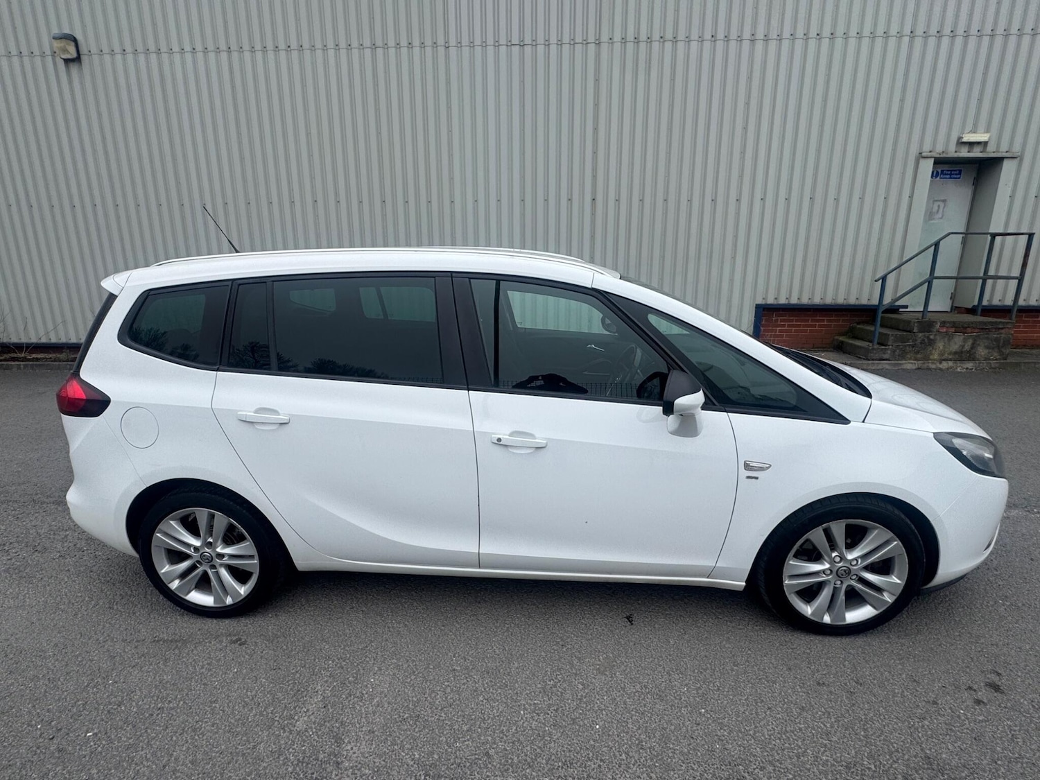 Used Vauxhall Zafira 2015 for sale - 77982616: Photo 2