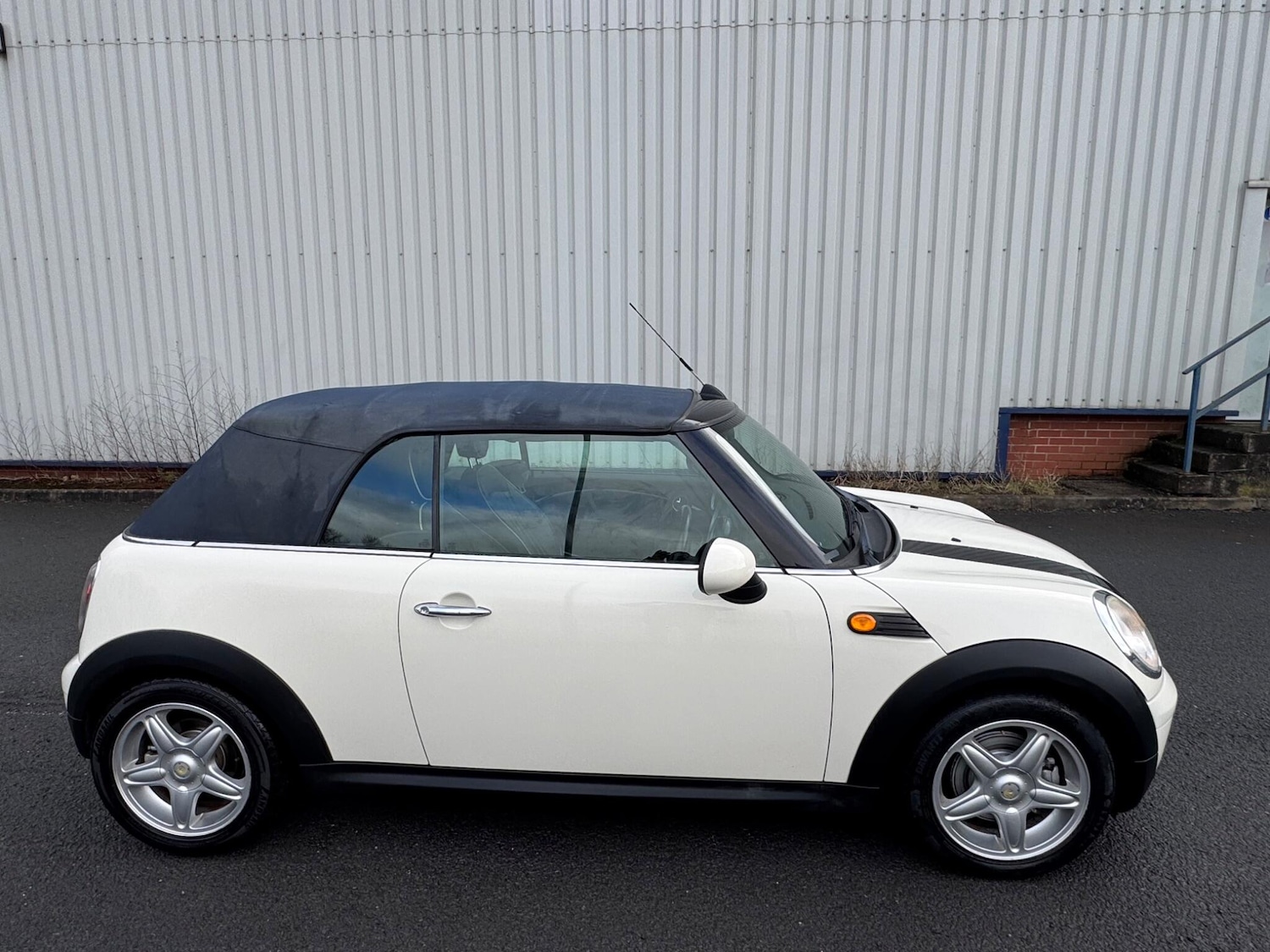 Used MINI Convertible 2009 for sale - 77633978: Photo 4