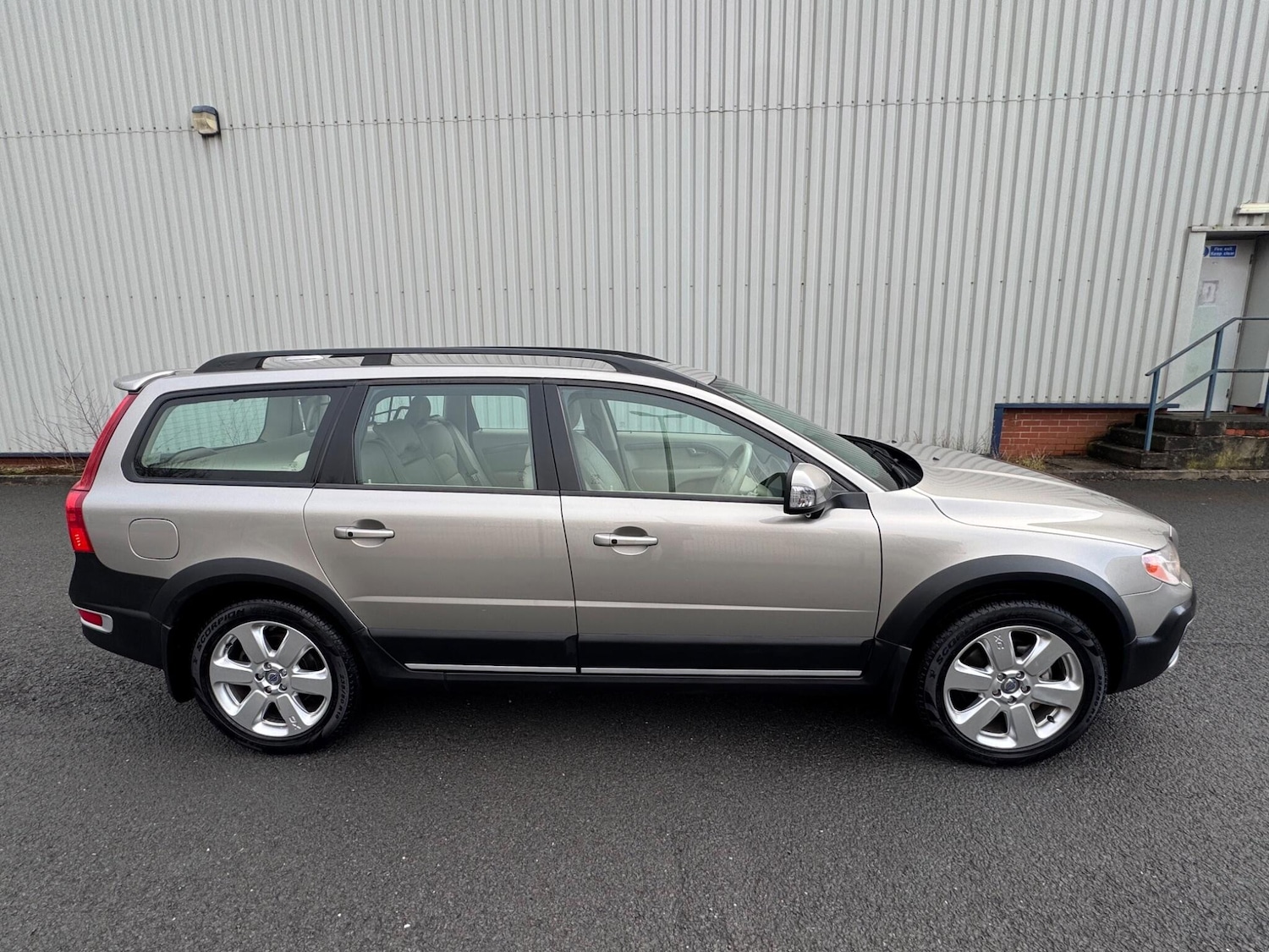 Used Volvo XC70 2008 for sale - 77229539: Photo 2