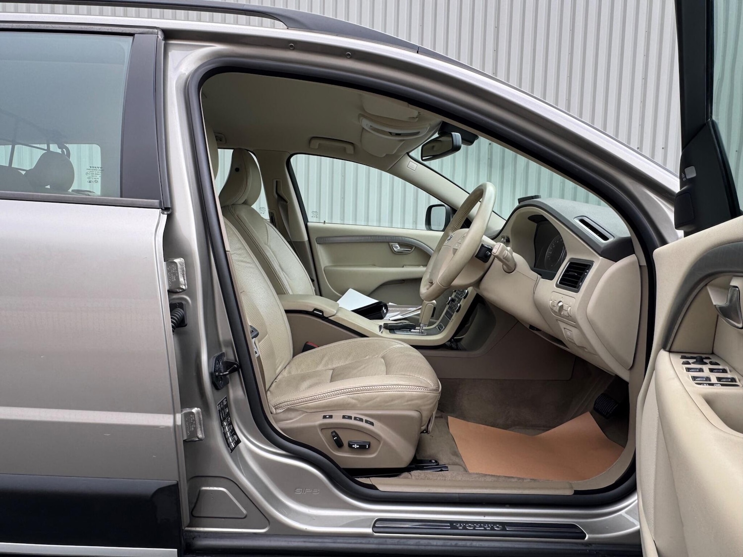 Used Volvo XC70 2008 for sale - 77229539: Photo 31