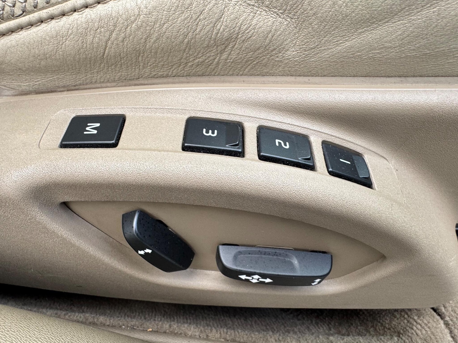 Used Volvo XC70 2008 for sale - 77229539: Photo 33