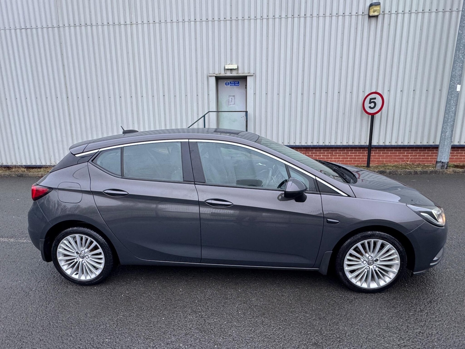 Used Vauxhall Astra 2016 for sale - 77658870: Photo 2