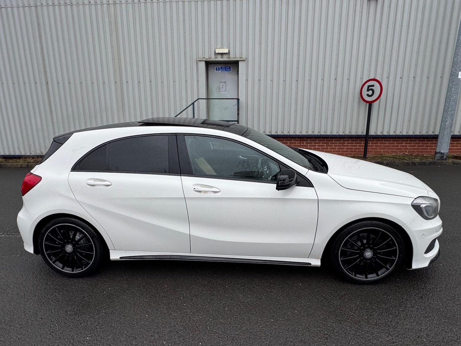 Used Mercedes-Benz A-Class 2014 for sale - 77524575: Photo 2