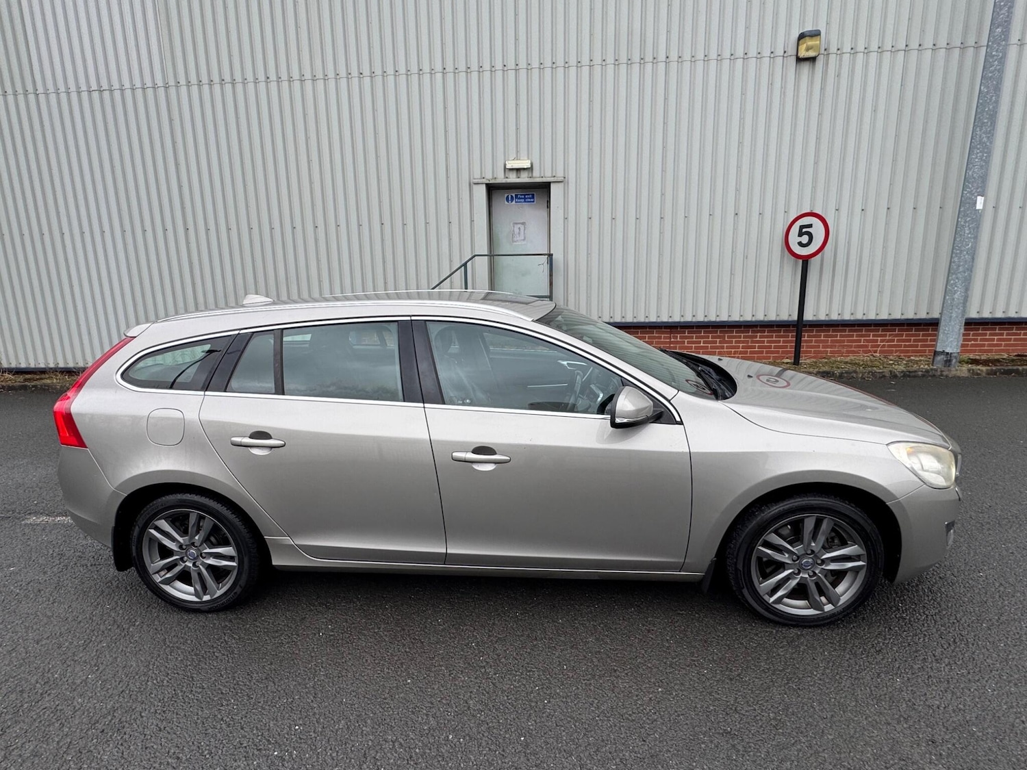 Used Volvo V60 2012 for sale - 77411369: Photo 2