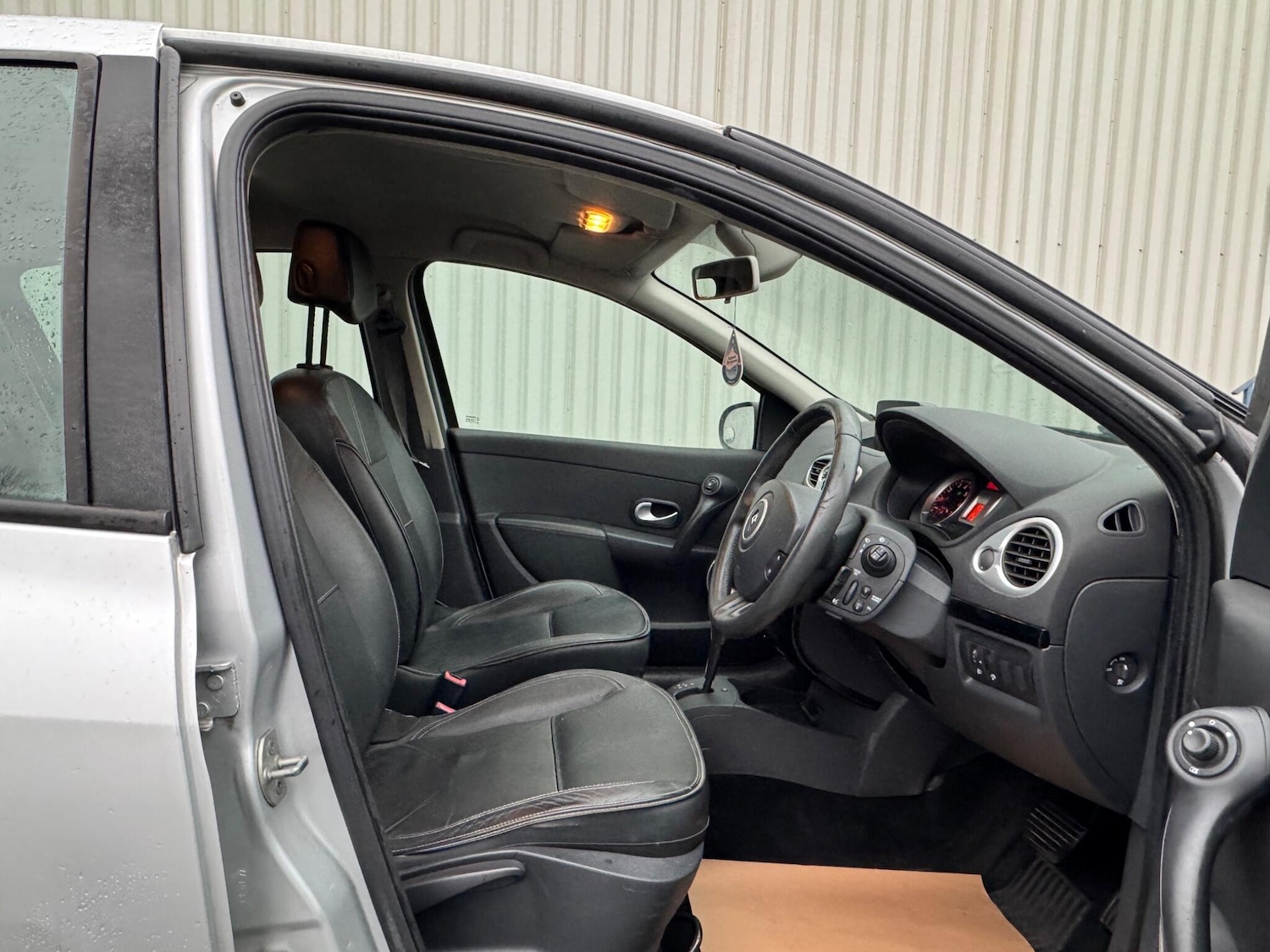 Used Renault Clio 2010 for sale - 77205094: Photo 22