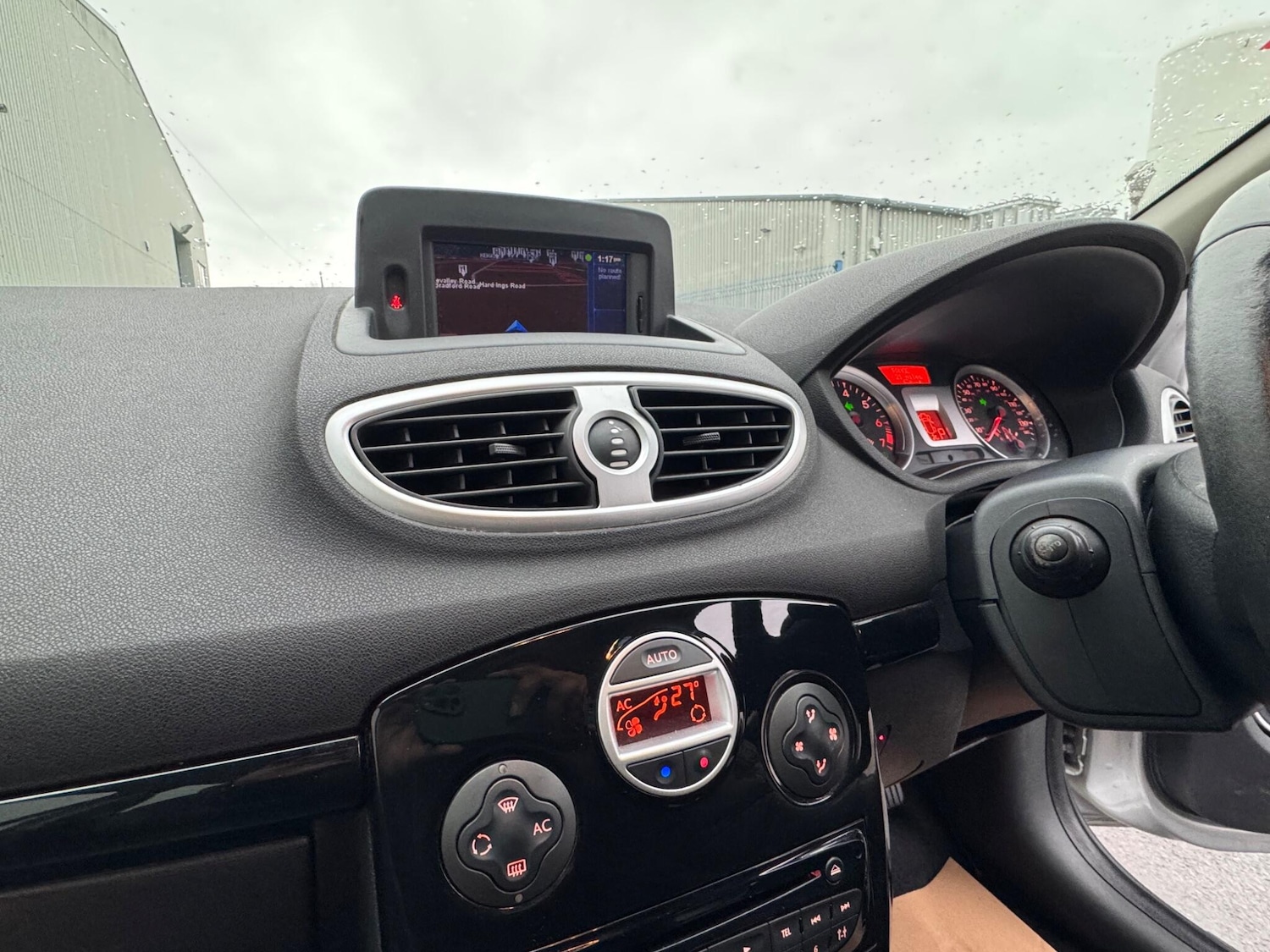 Used Renault Clio 2010 for sale - 77205094: Photo 24