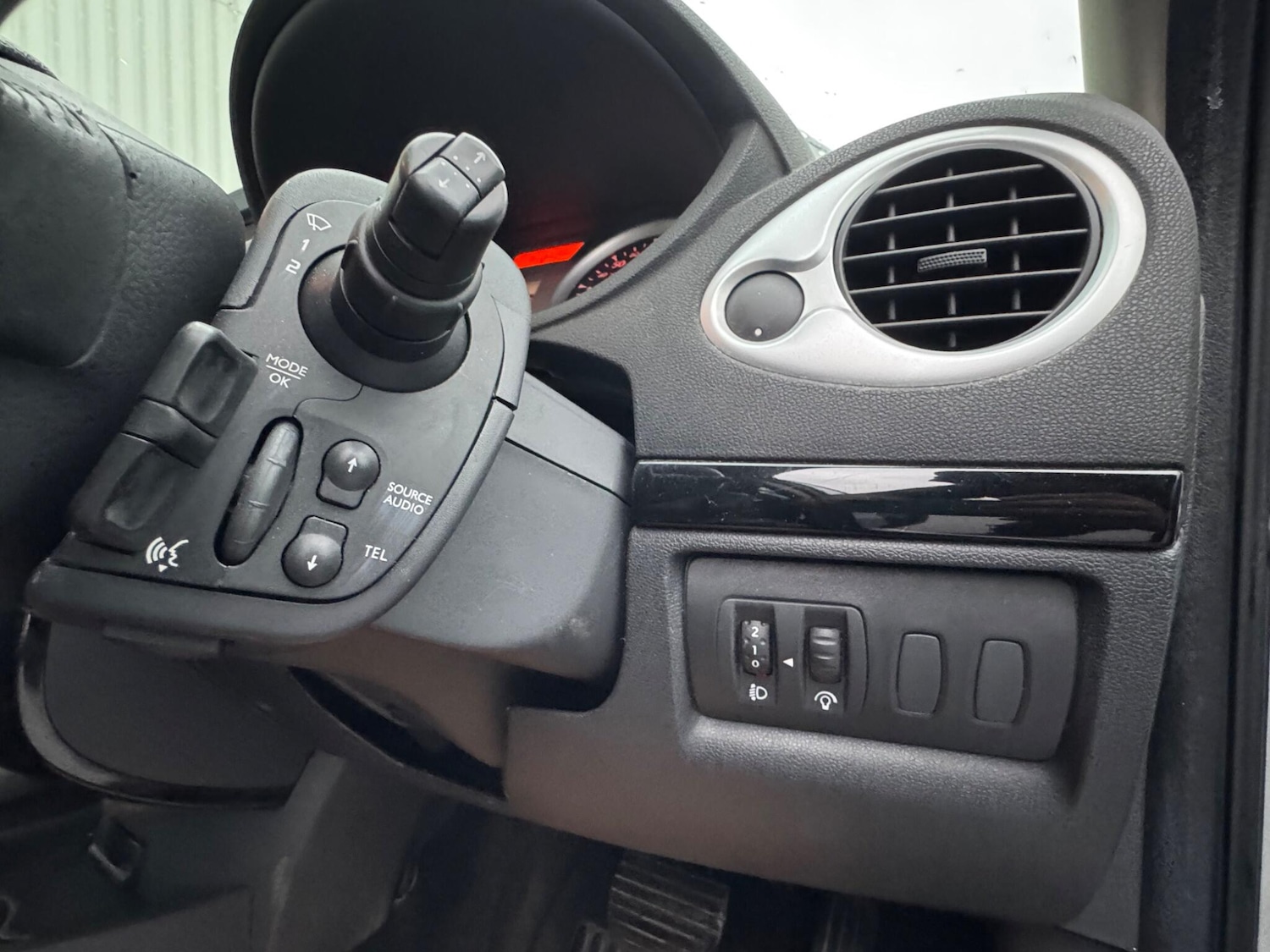 Used Renault Clio 2010 for sale - 77205094: Photo 39