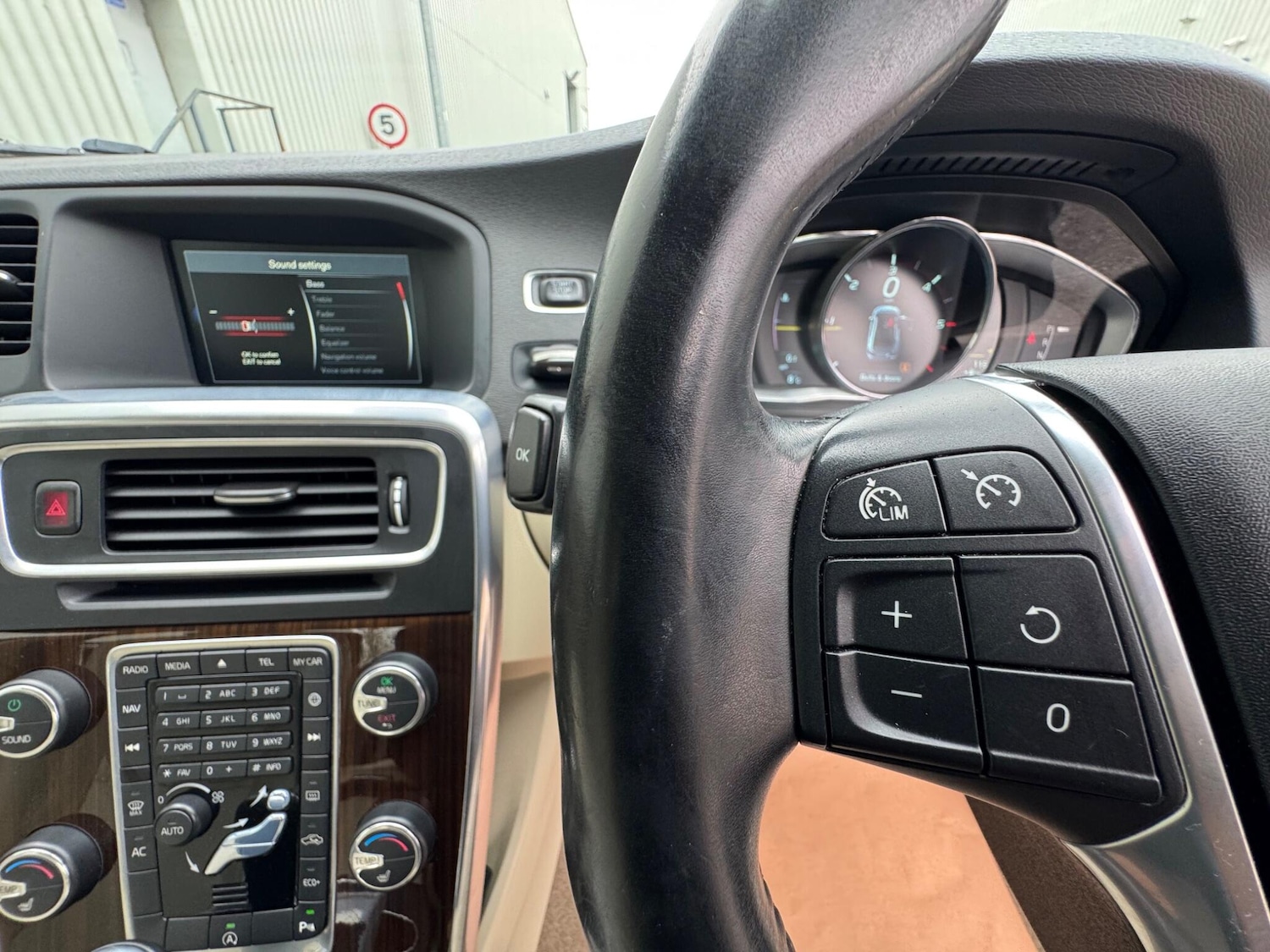 Used Volvo S60 2014 for sale - 77794331: Photo 46