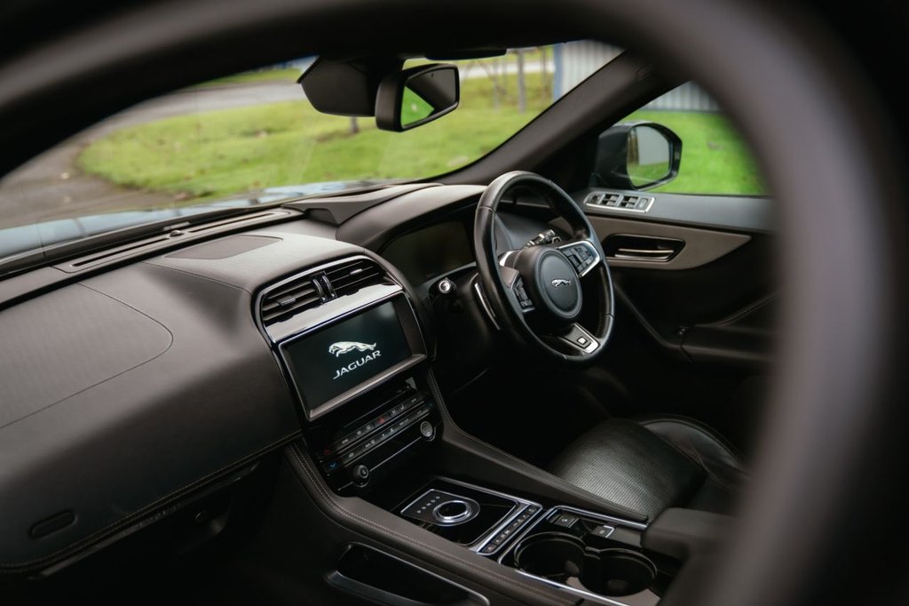 Used Jaguar F-Pace 2016 for sale - 76647660: Photo 2