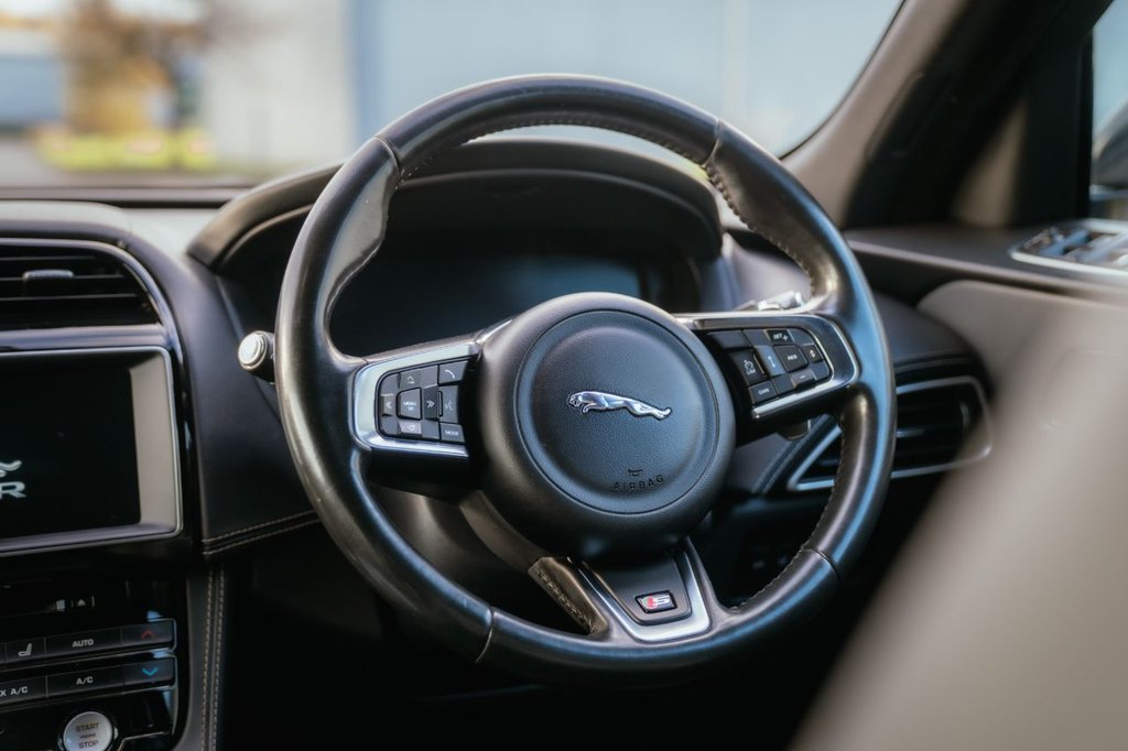 Used Jaguar F-Pace 2016 for sale - 76647660: Photo 35