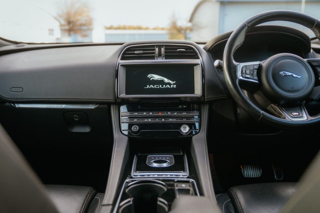 Used Jaguar F-Pace 2016 for sale - 76647660: Photo 36