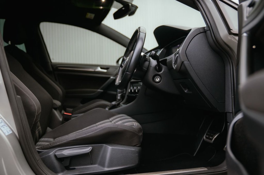 Used Volkswagen Golf 2018 for sale - 76604542: Photo 44