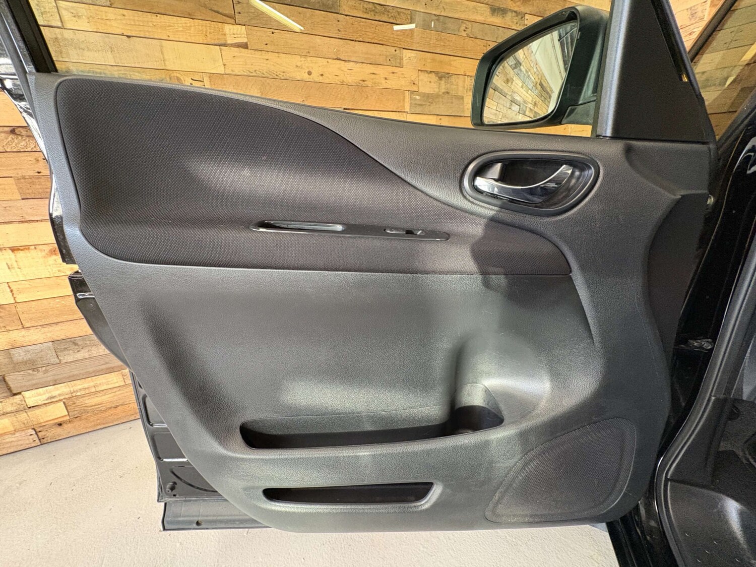 Used Nissan Serena 2024 for sale - 77022974: Photo 77