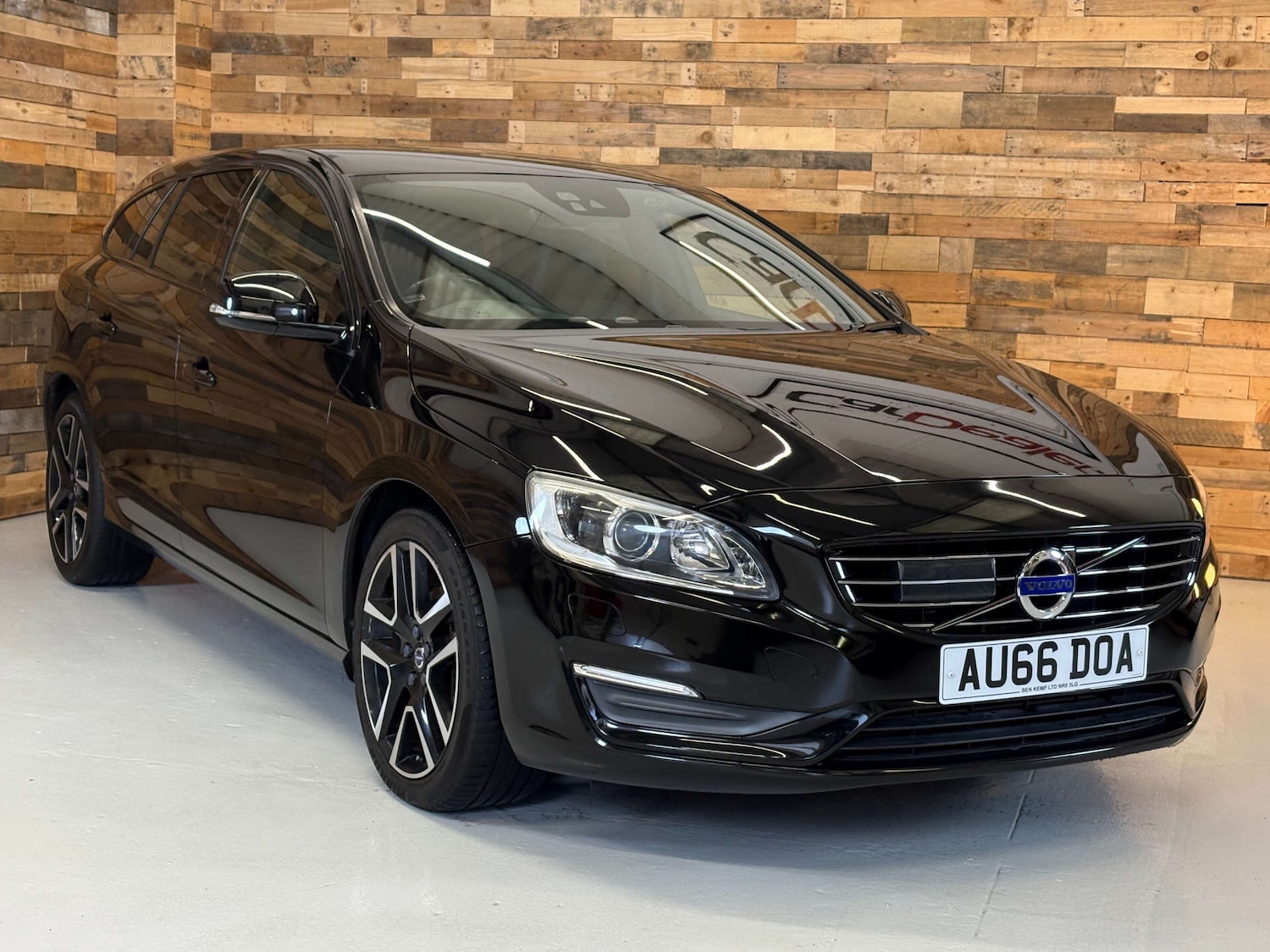Used Volvo V60 2025 for sale - 76651142: Photo 1