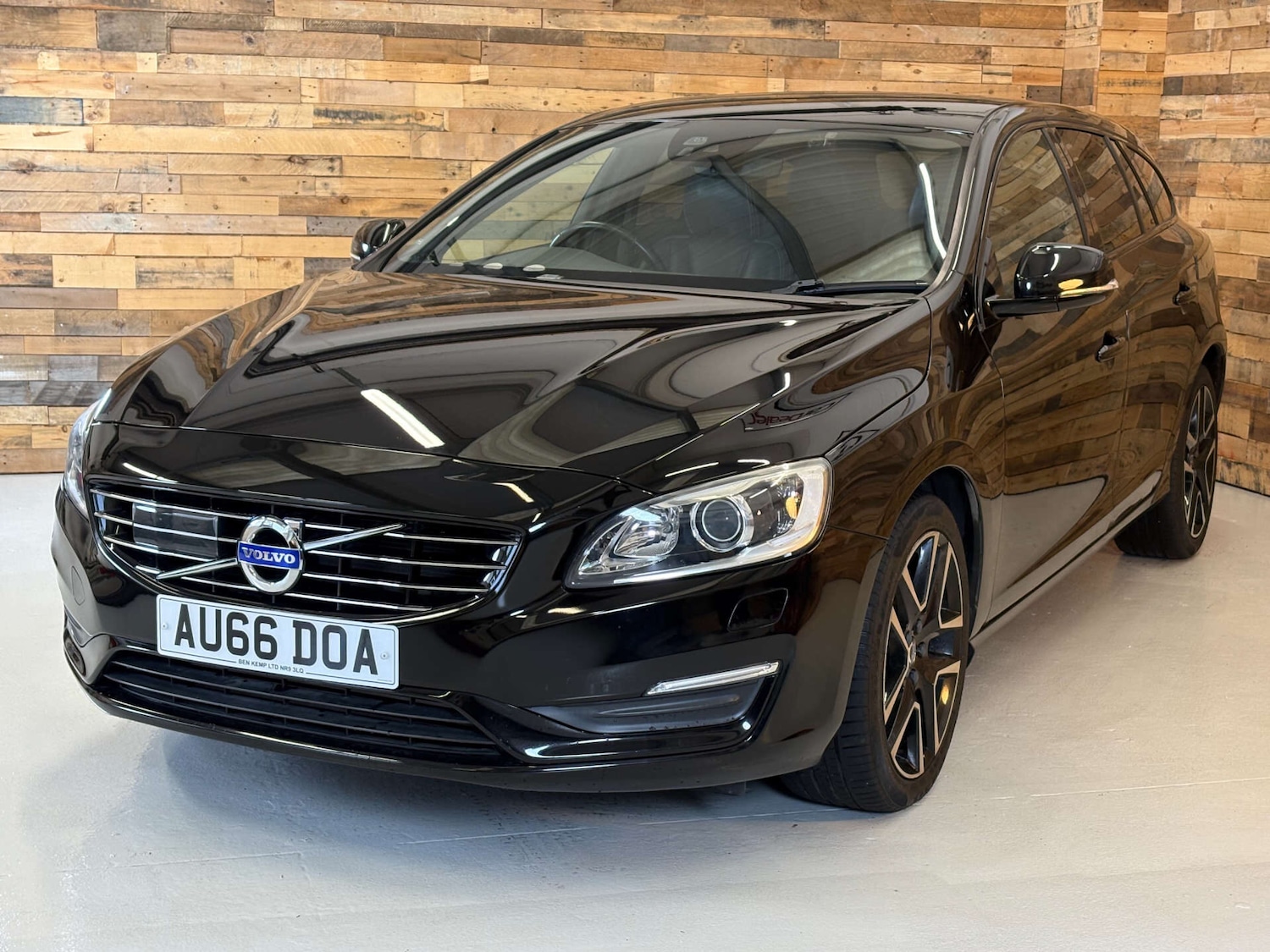 Used Volvo V60 2025 for sale - 76651142: Photo 3