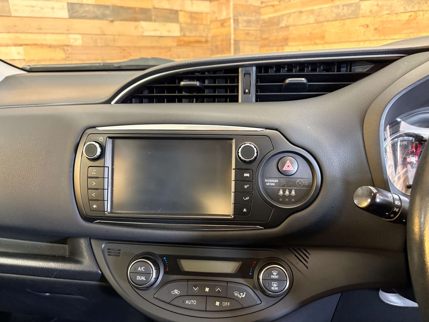 Used Toyota Yaris 2015 for sale - 76324071: Photo 28