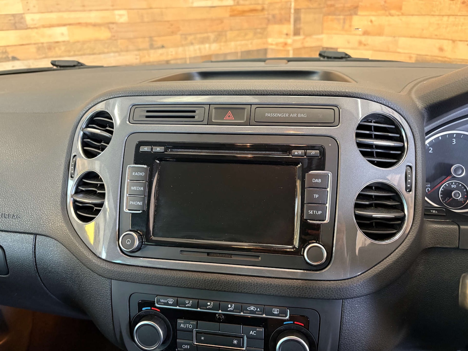 Used Volkswagen Tiguan 2011 for sale - 76171639: Photo 22