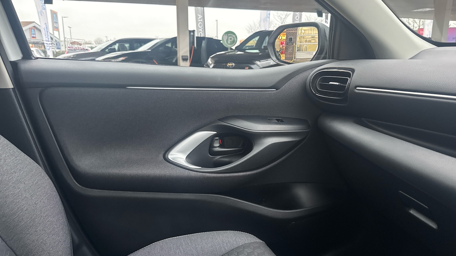 Used Toyota Yaris 2023 for sale - 77140522: Photo 38