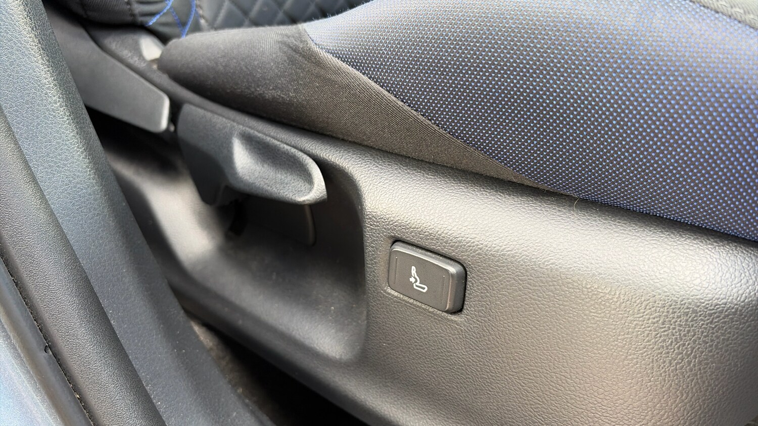 Used Toyota C-HR 2020 for sale - 77918472: Photo 44