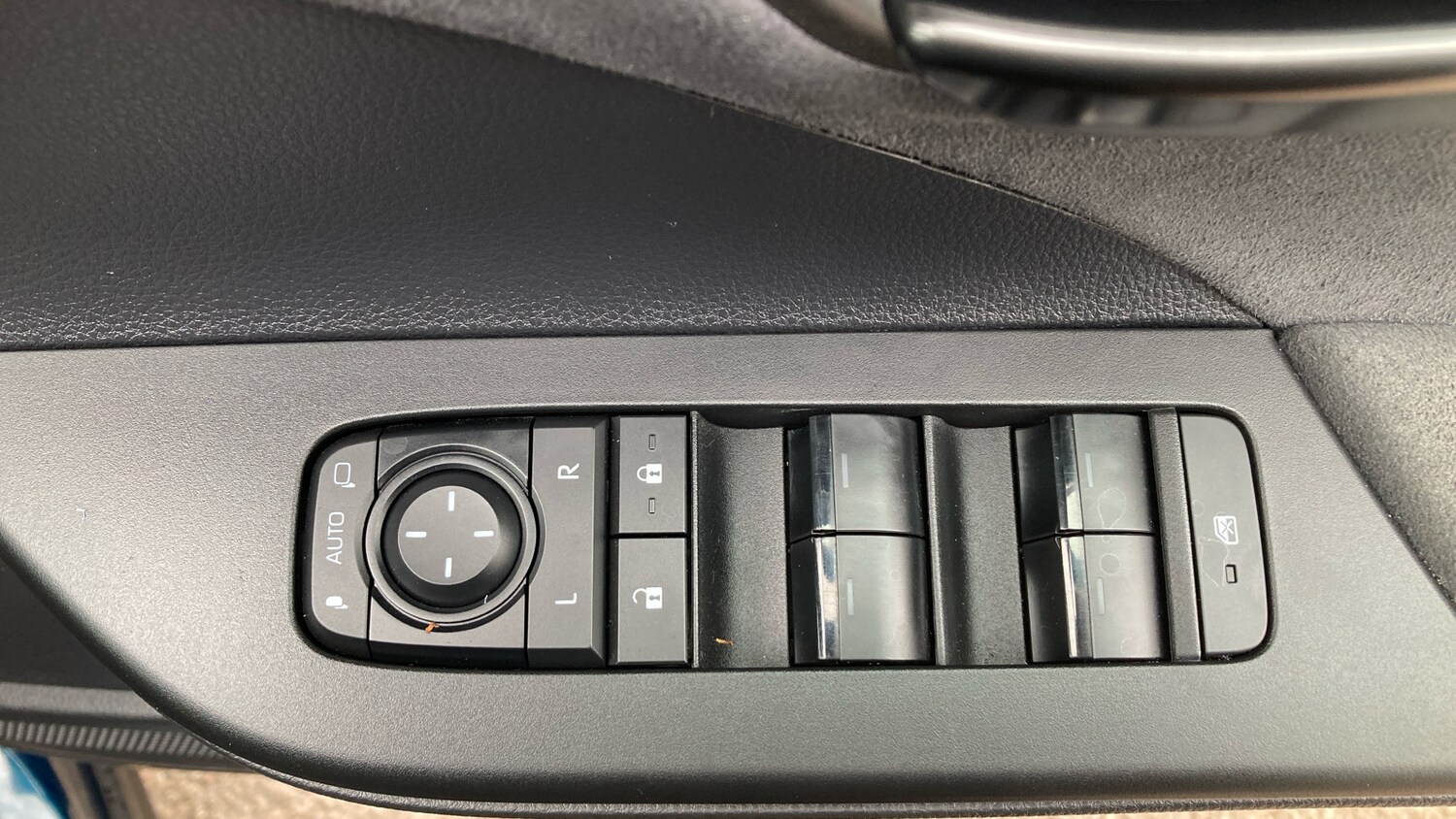 Used Toyota C-HR 2024 for sale - 76504897: Photo 35