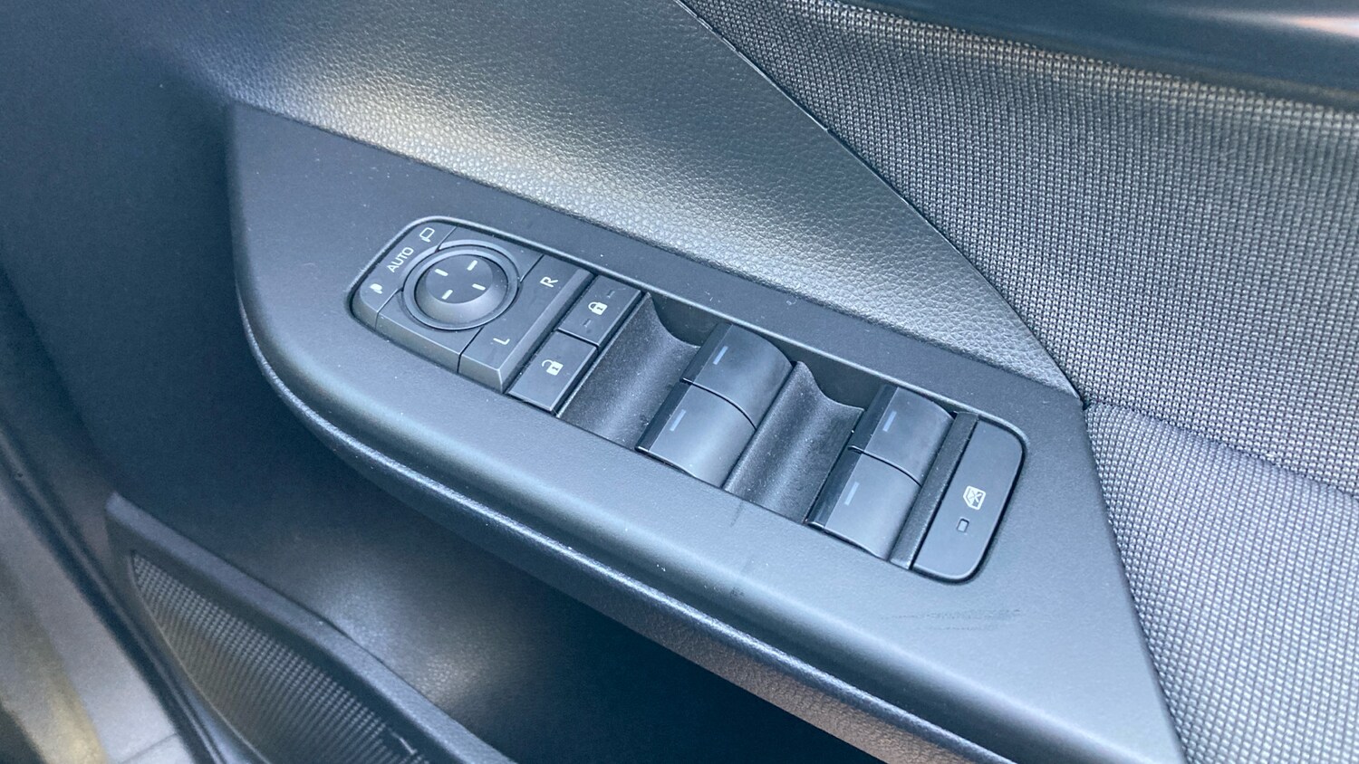 Used Toyota C-HR 2025 for sale - 77715215: Photo 30