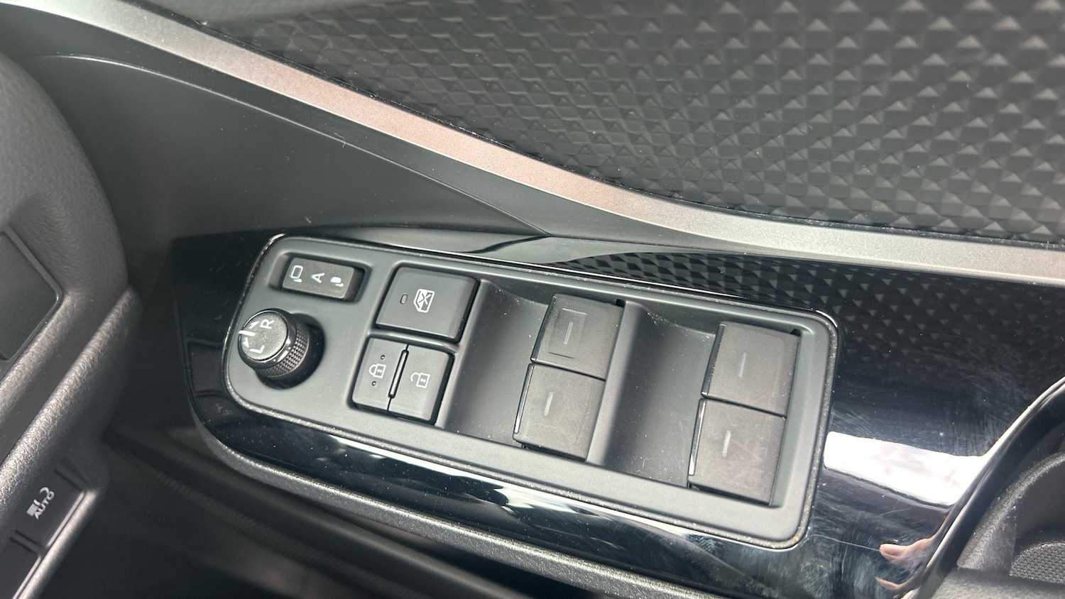 Used Toyota C-HR 2023 for sale - 76396825: Photo 31