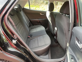 Used Kia Stonic 2018 for sale - 76028834: Photo 2