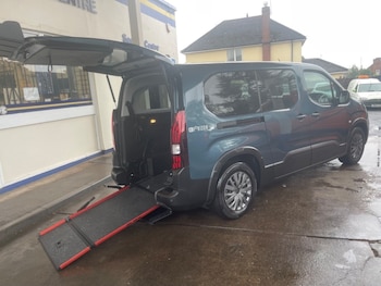 2025 - 100kW Allure Long 52kWh 5dr ELECTRIC AUTOMATIC WHEELCHAIR ACCESSIBLE VEHICL