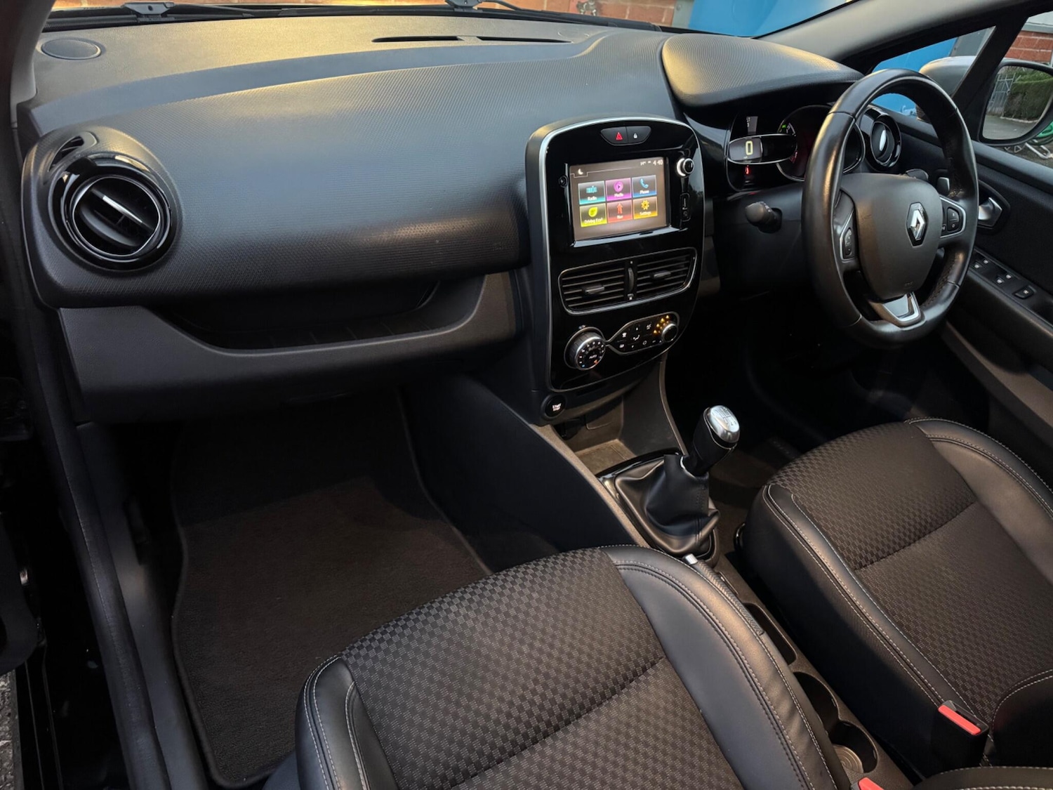 Used Renault Clio 2018 for sale - 76484615: Photo 15