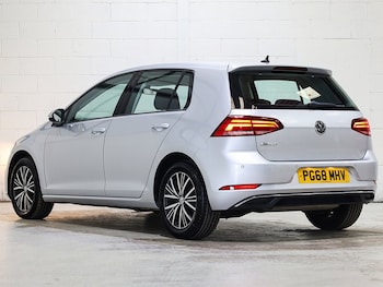 Used Volkswagen Golf 2019 for sale - 75699590: Photo