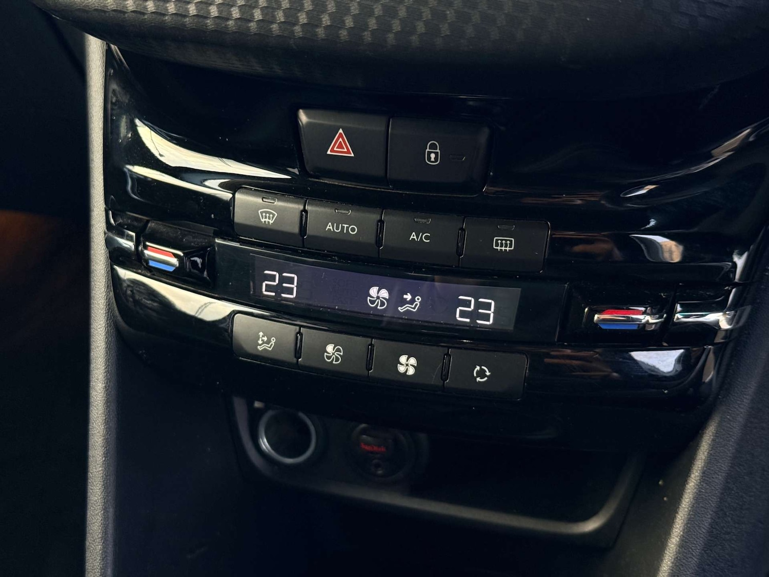 Used Peugeot 2008 2015 for sale - 77211819: Photo 34