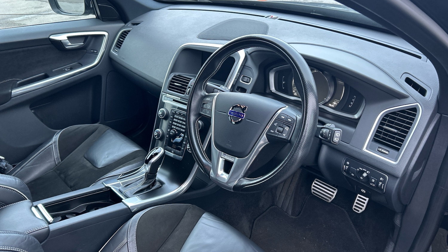 Used Volvo XC60 2017 for sale - 77351100: Photo 11