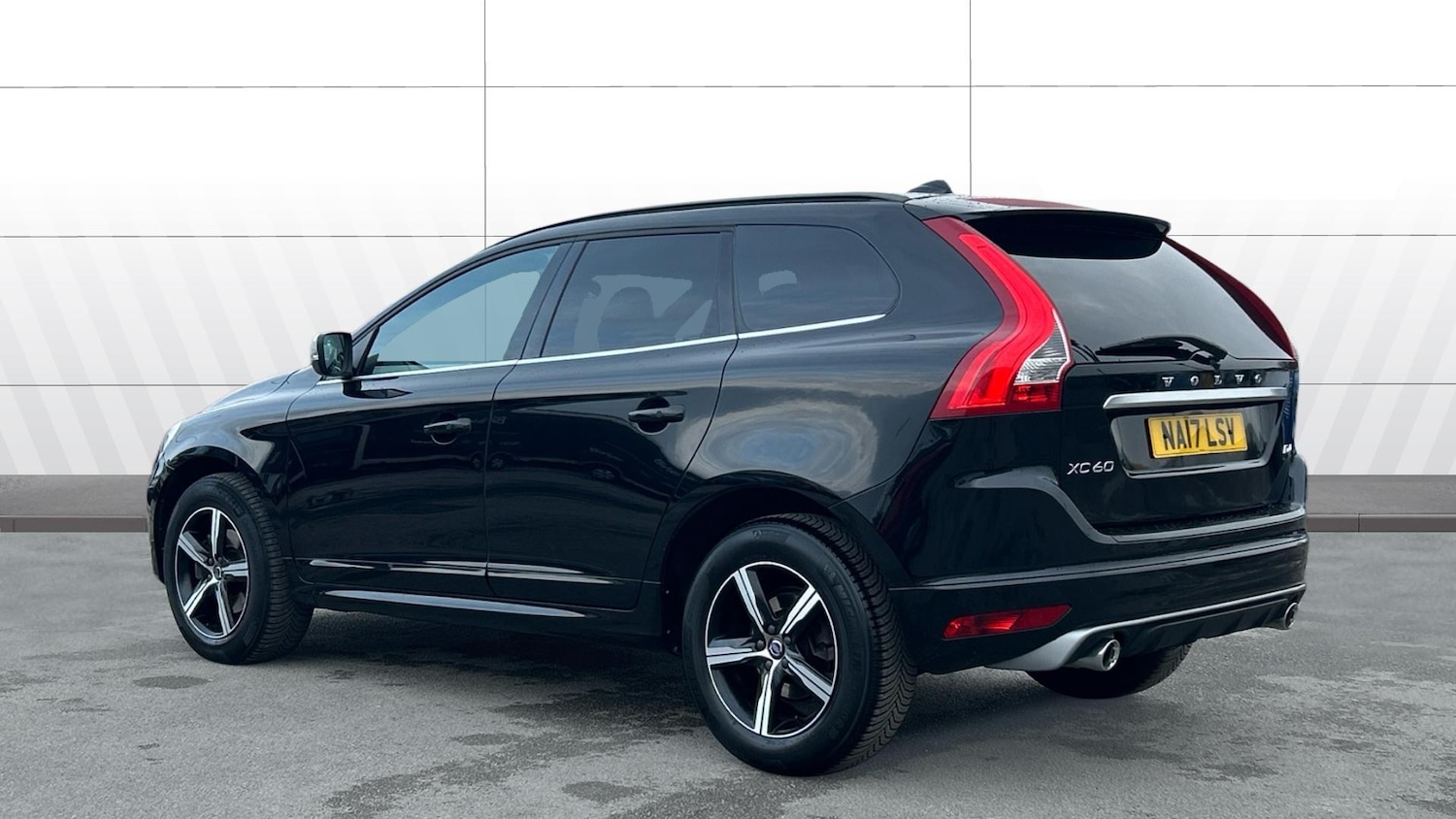 Used Volvo XC60 2017 for sale - 77351100: Photo 2