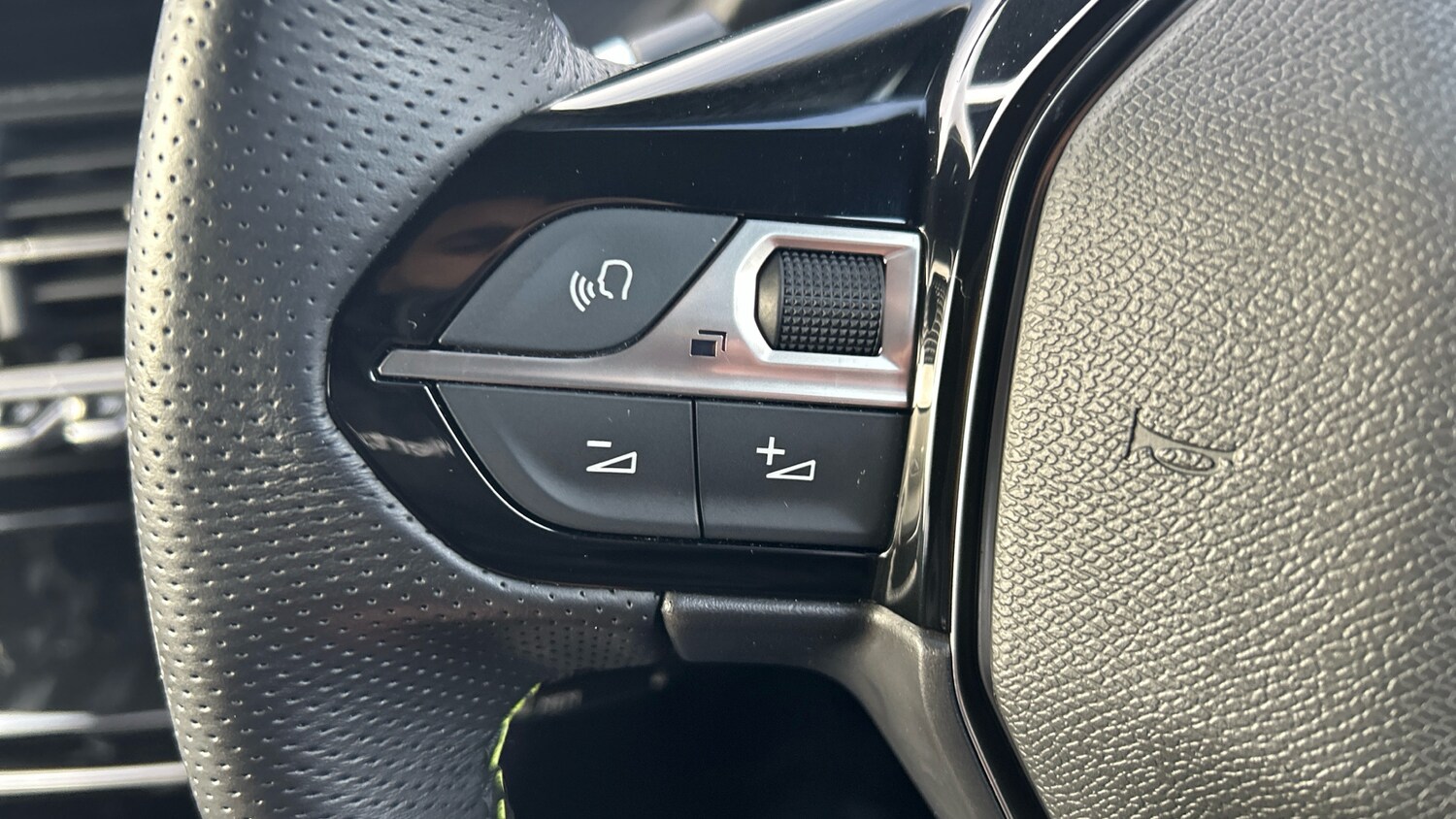 Used Peugeot 2008 2022 for sale - 76102764: Photo 35