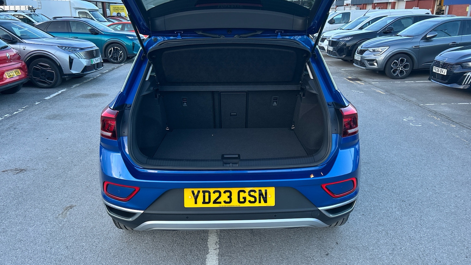 Used Volkswagen T-Roc 2023 for sale - 77746518: Photo 4