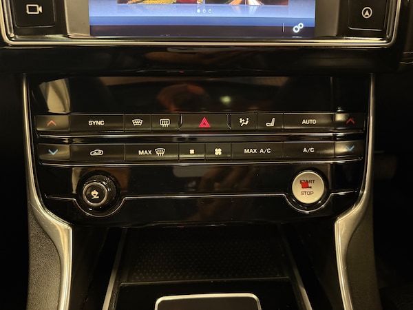 Used Jaguar XE 2016 for sale - 75608373: Photo 24