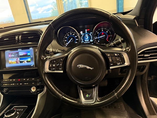Used Jaguar XE 2016 for sale - 75608373: Photo 37
