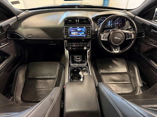 Used Jaguar XE 2016 for sale - 75608373: Photo 3
