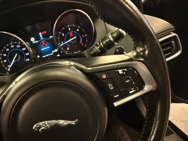 Used Jaguar XE 2016 for sale - 75608373: Photo 41