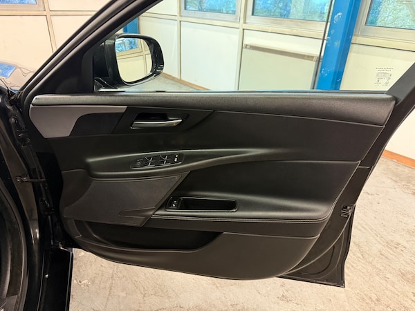 Used Jaguar XE 2016 for sale - 75608373: Photo 44