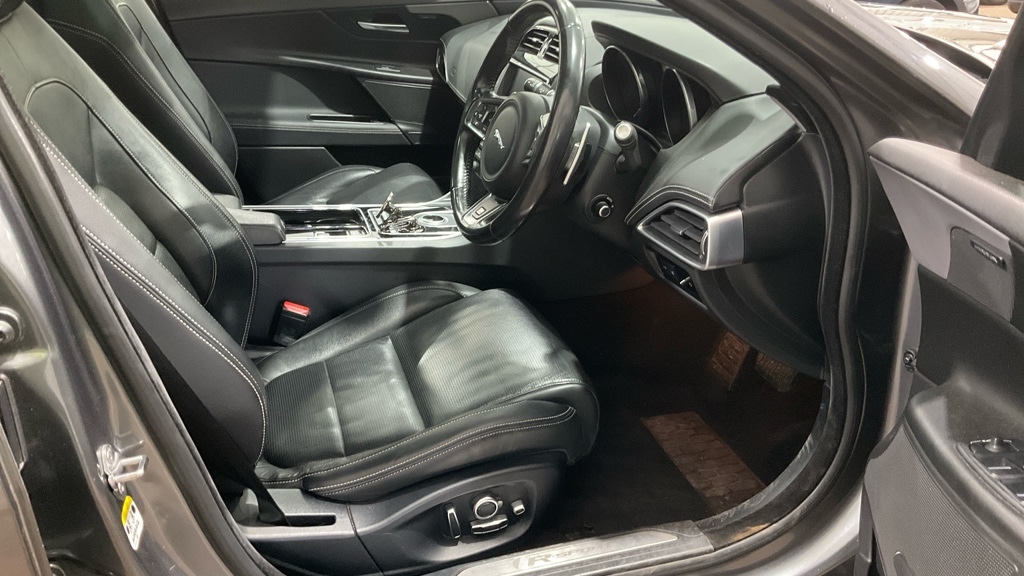 Used Jaguar XE 2017 for sale - 76474872: Photo 3