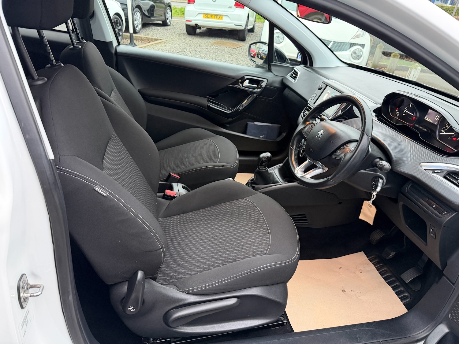 Used Peugeot 208 2017 for sale - 77593260: Photo 15