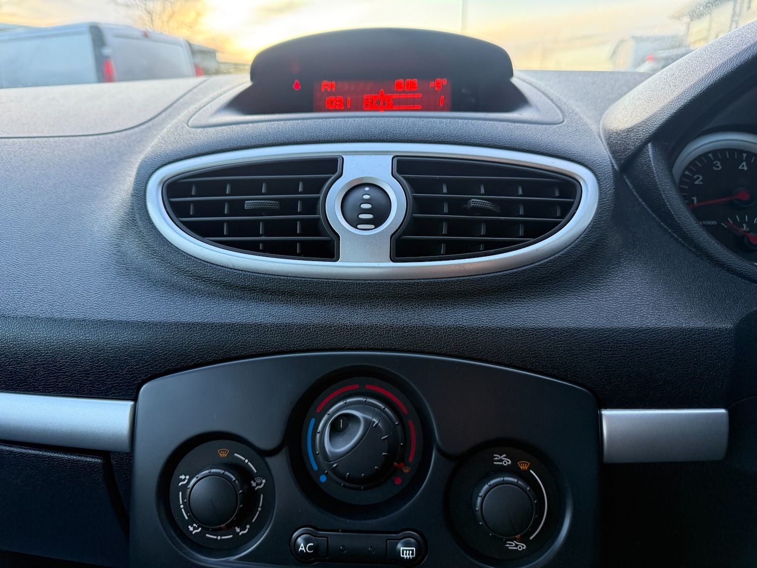 Used Renault Clio 2010 for sale - 76961881: Photo 14