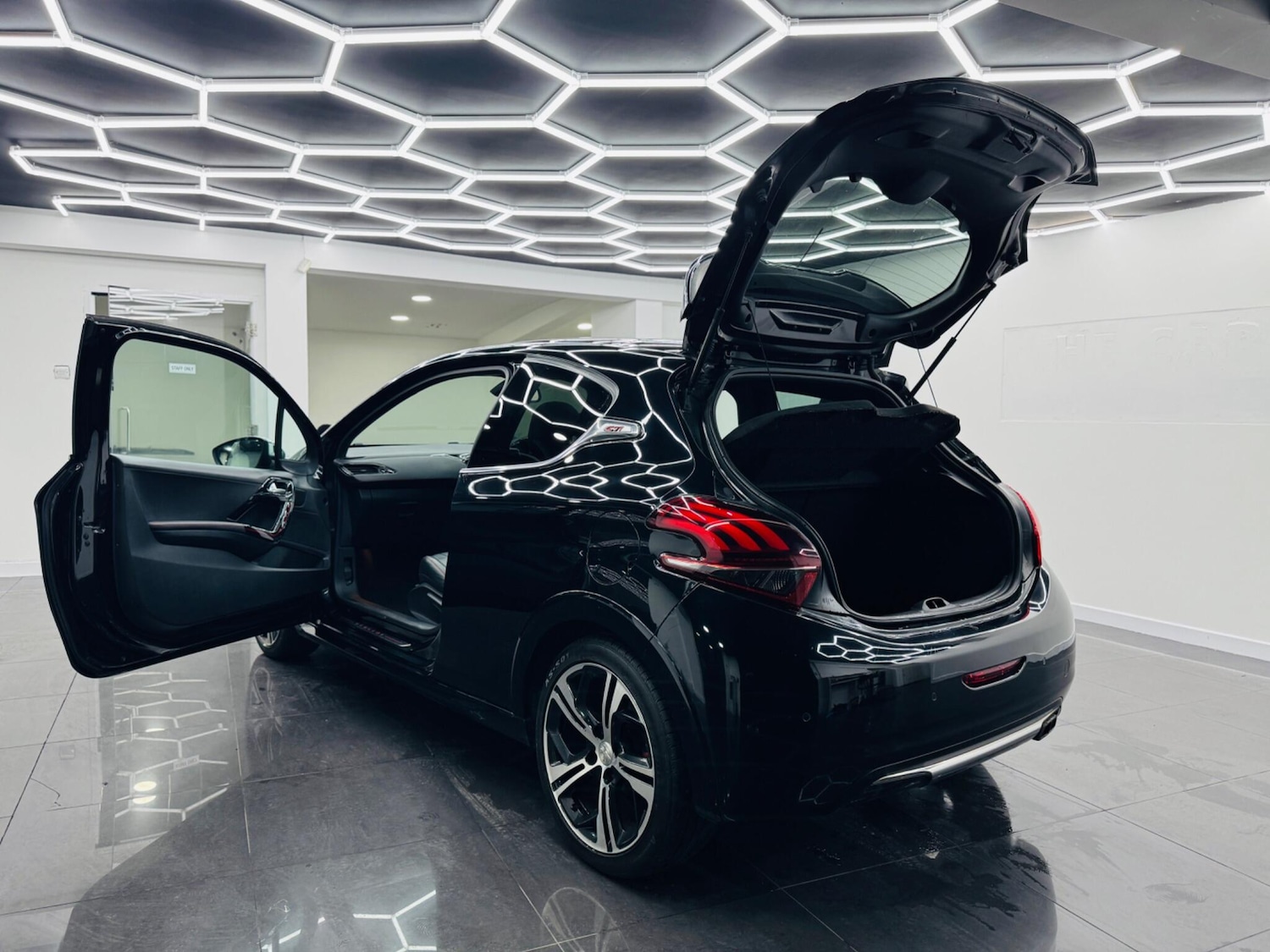 Used Peugeot 208 2017 for sale - 77831678: Photo 15