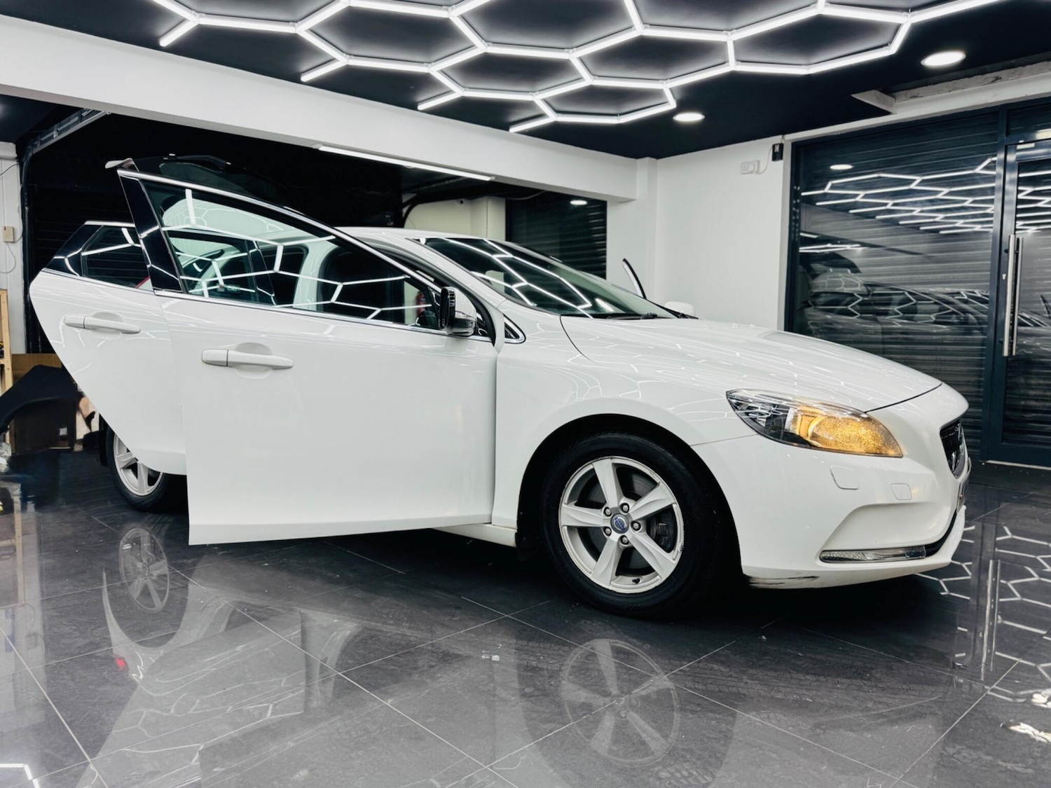 Used Volvo V40 2013 for sale - 77831675: Photo 5