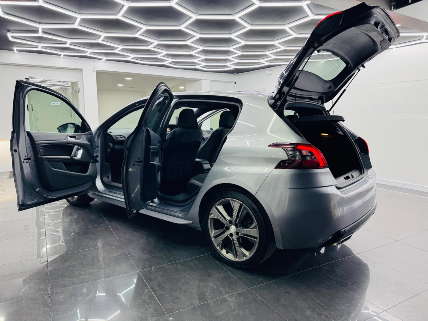 Used Peugeot 308 2017 for sale - 77831672: Photo 9