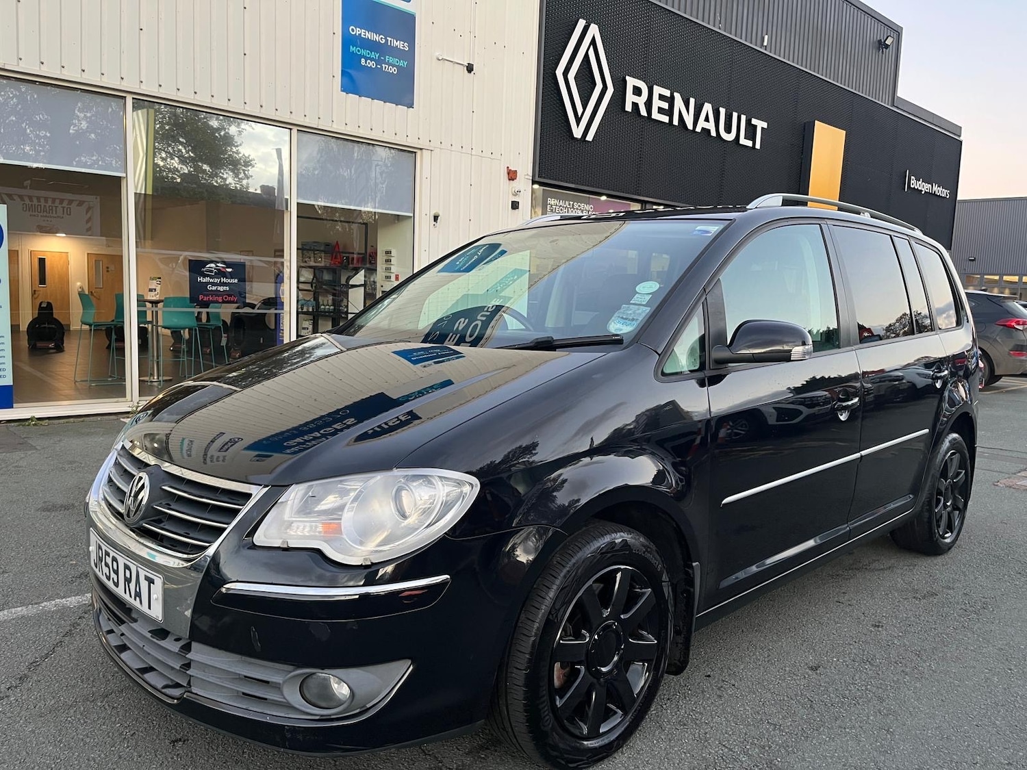 Used Volkswagen Touran 2009 for sale - 76618959: Photo 1