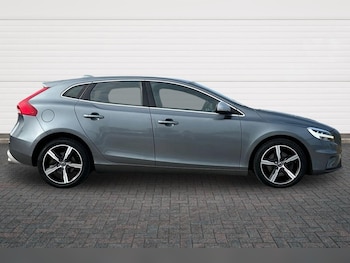 Used Volvo V40 2018 for sale - 79245382: Photo