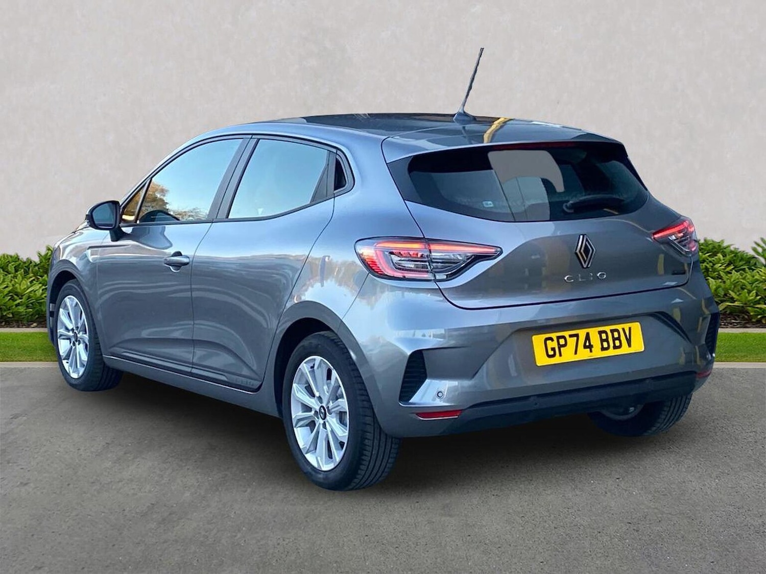 Used Renault Clio 2025 for sale - 76605578: Photo 2