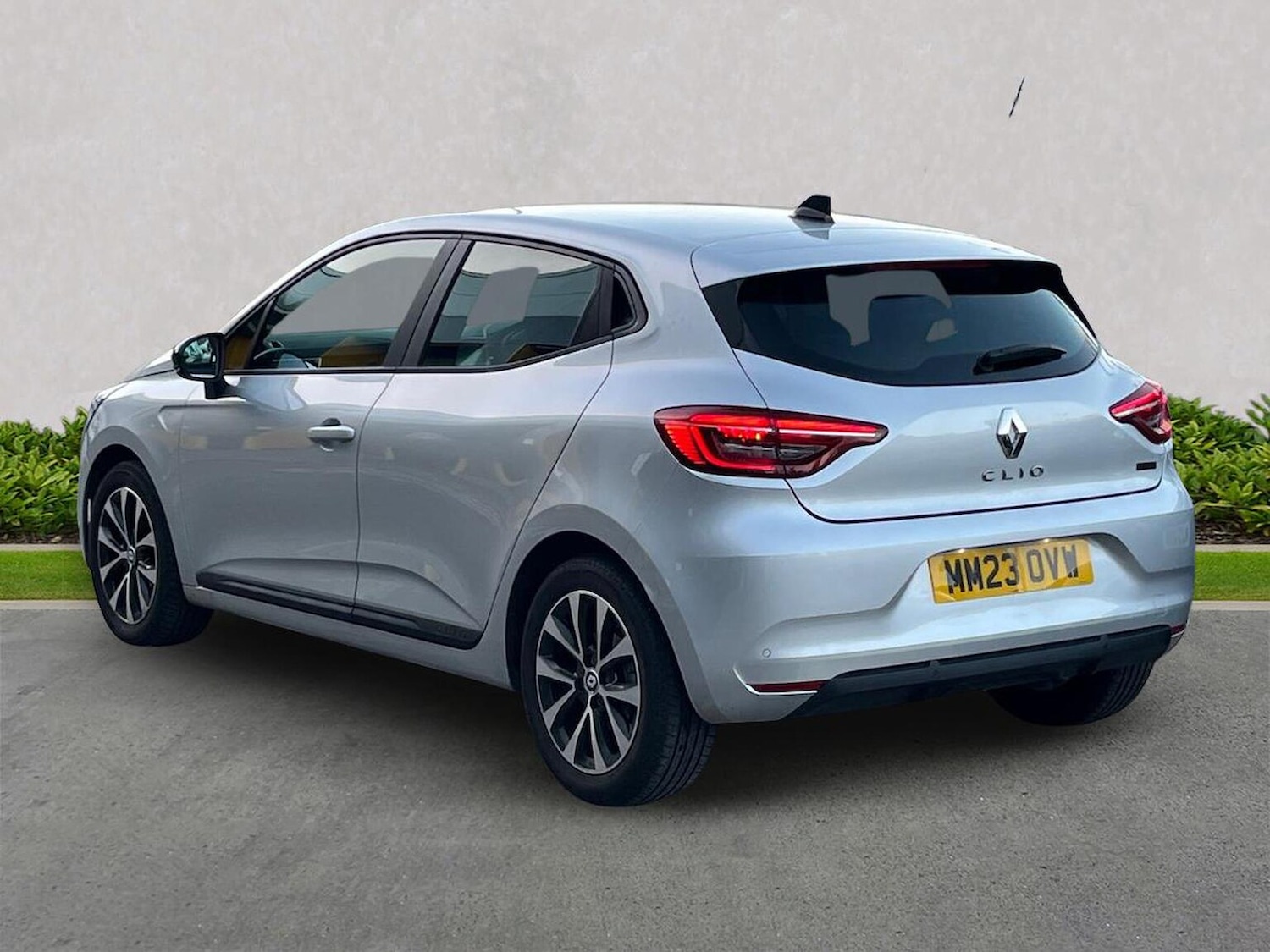 Used Renault Clio 2023 for sale - 76605575: Photo 2